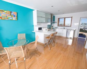 Apartment on Wray Avenue 1 - Fremantle - Kitchen