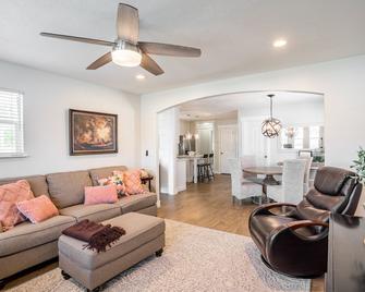 Clean and Quaint Getaway - Lehi - Living room