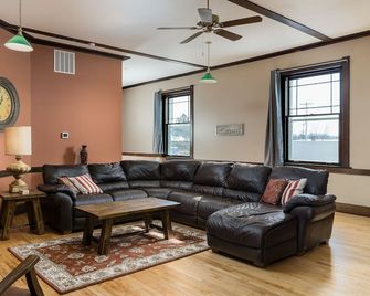 Main Street Lodge - Viroqua - Living room