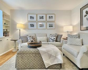 Discover Tranquility at Carolina Cottage - Cozy 2-Bedroom Retreat in Hickory, NC - Hickory - Living room