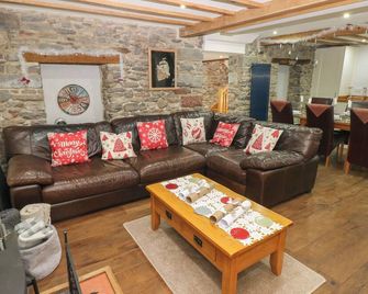 Blacksmiths Cottage - Pembroke - Living room