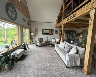 Elegant Chalet Mountain Views - Sanbornton - Living room