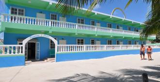 Rainbow Hotel - Caye Caulker - Building