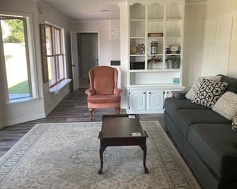 Country Retreat north of Chandler - Tryon - Living room