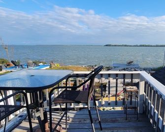 Lakeside Paradise with Priceless Views - Toledo - Balcony