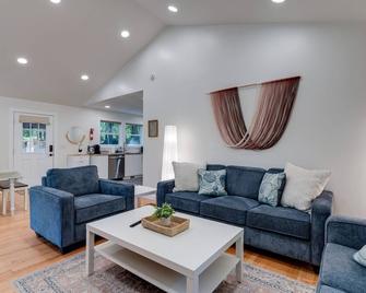 Lakeview, 3-Bedroom Cottage, newly renovated - Dickson - Obývací pokoj