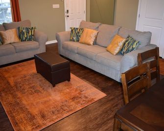 Comfortable, Beautiful Townhome in quaint neighborhood w/ patio deck - Hanover - Living room