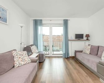 Cztery Oceany Studio for 4 Guests with Balcony & Parking Gdańsk by Noclegi Renters - Gdansk - Sala de estar