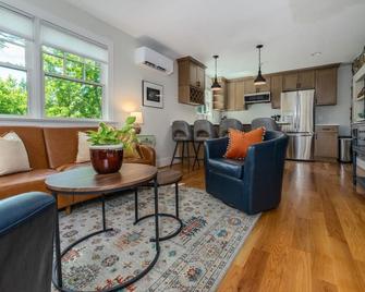 Charming downtown Lex cottage, walk to WLU, VMI - Lexington - Living room