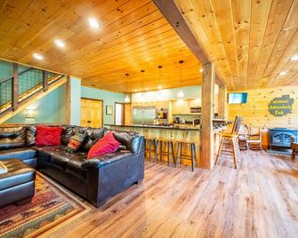 Ausable River Lodge - Wilmington - Living room