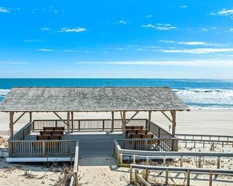 Beautiful Oceanfront Condo located on the beach with our own heated pool - Beach Haven - Strand