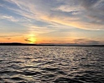 This Charming Lake Cottage Located In A Peaceful, Safe Community Right On The Lake! - Jamestown - Strand