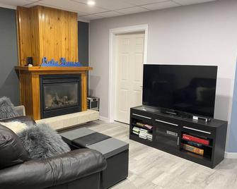 Blind Bay Chalet with lake views, privacy, sauna, hikes, golf, 5 mins to beach - Blind Bay - Living room