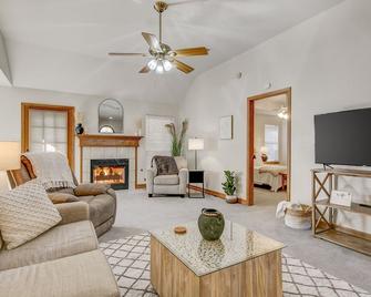 Beautiful Home with Amazing back patio. 3br / 2bth - sleeps 8. - Beaumont - Living room