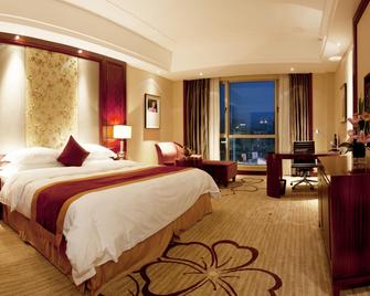 Ramada Plaza by Wyndham Shaoguan City Centre - Shaoguan - Bedroom