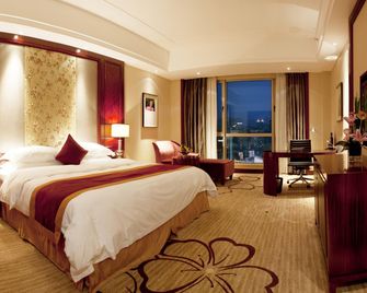 Ramada Plaza by Wyndham Shaoguan City Centre - Shaoguan - Bedroom