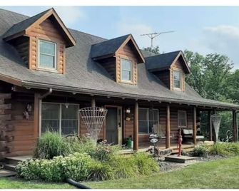 Log cabin home in charming setting - Ottumwa