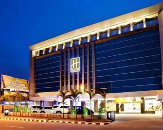 Grand Hawaii Hotel Pekanbaru - Pekanbaru - Byggnad