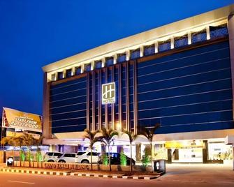 Grand Hawaii Hotel Pekanbaru - Pekanbaru - Byggnad