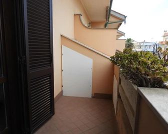 B&B Isola - Fiumicino - Balcón