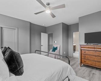High End Living Fenced Yard King Main 2 Dogs Ok - Raleigh - Bedroom