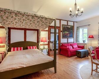 Nice apartment in villa for 7 people with WIFI, TV, patio and parking - Balje - Habitación