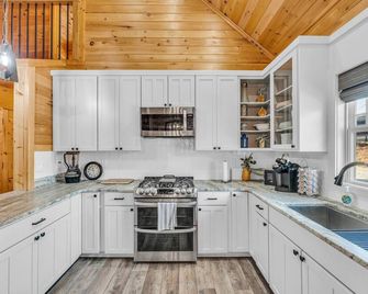 Cedar Ridge Lake House w/ Hot Tub & Private Dock! - Hartwell - Kitchen