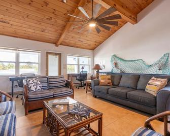 Amazing Views at Beachfront Villa - sleeps up to 6 adults - Georgetown - Living room