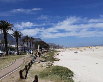 Camps Bay Apartment - Cape Town - Beach