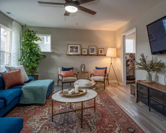 Madison Manor - Madison - Living room
