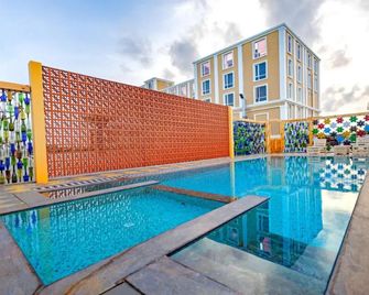 Hotel Srm Grandeurs - Tada - Piscina