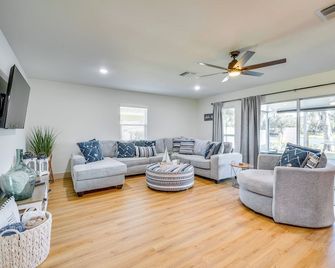 Lakefront Inverness Getaway w/ Kayaks & Bikes! - Inverness - Living room