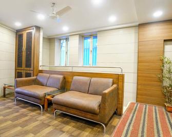 Fabhotel Rahat - Bombay - Sala de estar