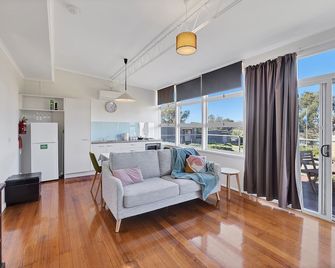 Harmony at Tower Hill - Port Fairy - Living room