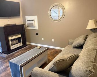 Cabin K- Cozy, Quiet little Cabin near the lake - Summersville - Wohnzimmer