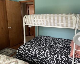 Cozy, near beach Ranch Home - Monroe - Bedroom