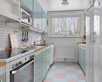 Home Stays-Private Rooms in a Villa Near City for families/Individuals - Stockholm - Kitchen