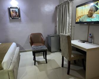 Western Sun International Hotel & Events Centre - Oshogbo - Living room