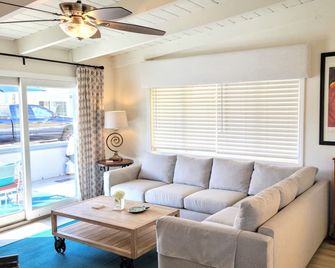 Cozy Cottage Steps to the Beach - Newport Beach - Sala de estar