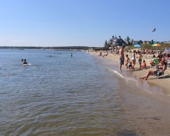 Charming Chatham Beach House; Walk to Hardings Beach - Chatham - Beach