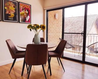 Rooftops On Henrycentre Of West End Cafes - Fremantle - Dining room