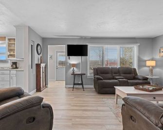 Orchard/Winery View, to an amazing market and winery in the heart of Door Count - Fish Creek - Living room