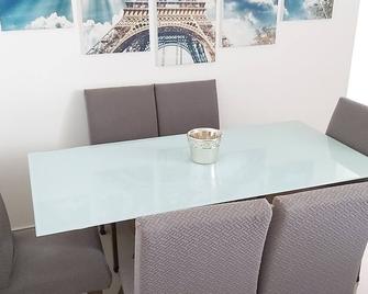 Apt. Furnished 2 Bedrooms, Wifi, Air Conditioning, Garage. Easy Access To Shopping Malls. - Ribeirão Preto - Dining room