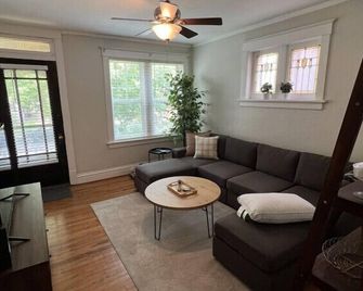 Lovely 2-BR apartment with free parking - Richmond Heights - Living room