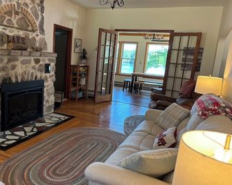 Pocono Lakefront Home- with Private Dock & Swim Raft, Fire Pit, & Boats! - White Haven - Soggiorno
