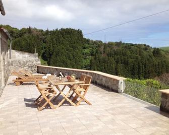 New renovated holiday home with large kitchen and huge view - Nordeste - Balkon