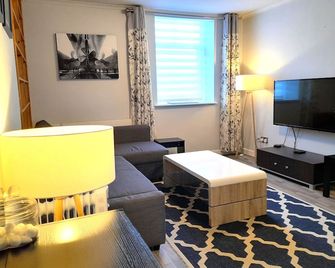 Excellent Location -Central Belfast - Parking - 4 Beds - Belfast - Living room