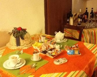 Ai Due Pini B&B - Pescantina - Buffet