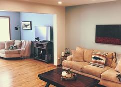 House Is Perfectly Situated For Your Business Trip Or Weekend Getaway Or Longer - Whitehorse - Living room