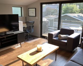 Laneway close to UofS, downtown, and City Hospital. Pet friendly! - Saskatoon - Pokój dzienny